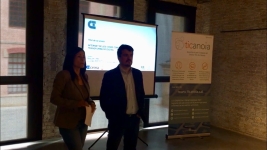Paula Arias (UEA) i Jaume Catarineu (TICAnoia) presenten l'acte