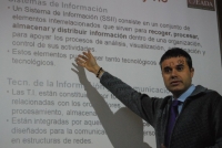 Ramon Costa durant la conferència sobre els Sistemes d'Informació