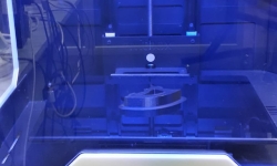 Unes 40 persones treballen a tot ritme en impressions 3D per a la zona de confinament