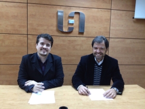  Jaume Catarineu, president de TICAnoia, i Blai Paco, president de la UEA i també membre de TICAnoia, signen l'acord de col·laboracio TICAnoia-UEA