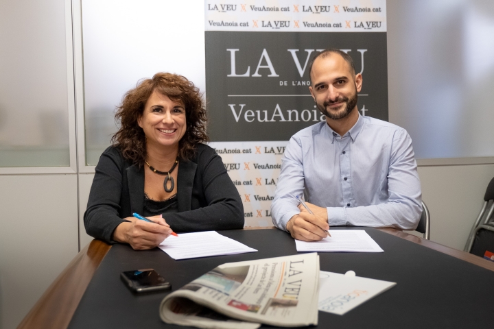 Signatura del conveni La Veu de l'Anoia - TICAnoia per Pia Prat, directora genaral de Publicacions Anoia, SL, i Jordi Solà, president de l'associació (imatge: Carles Ramos)